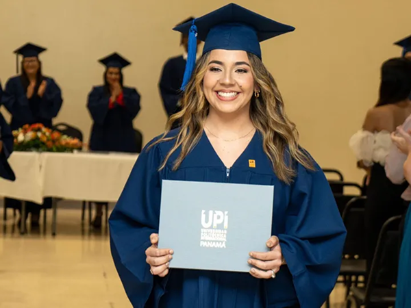 Mujer graduandose UPI