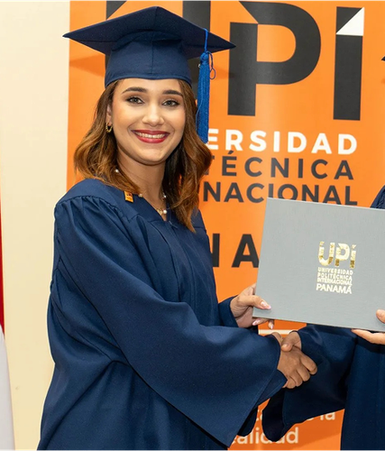 Mujer graduandose UPI